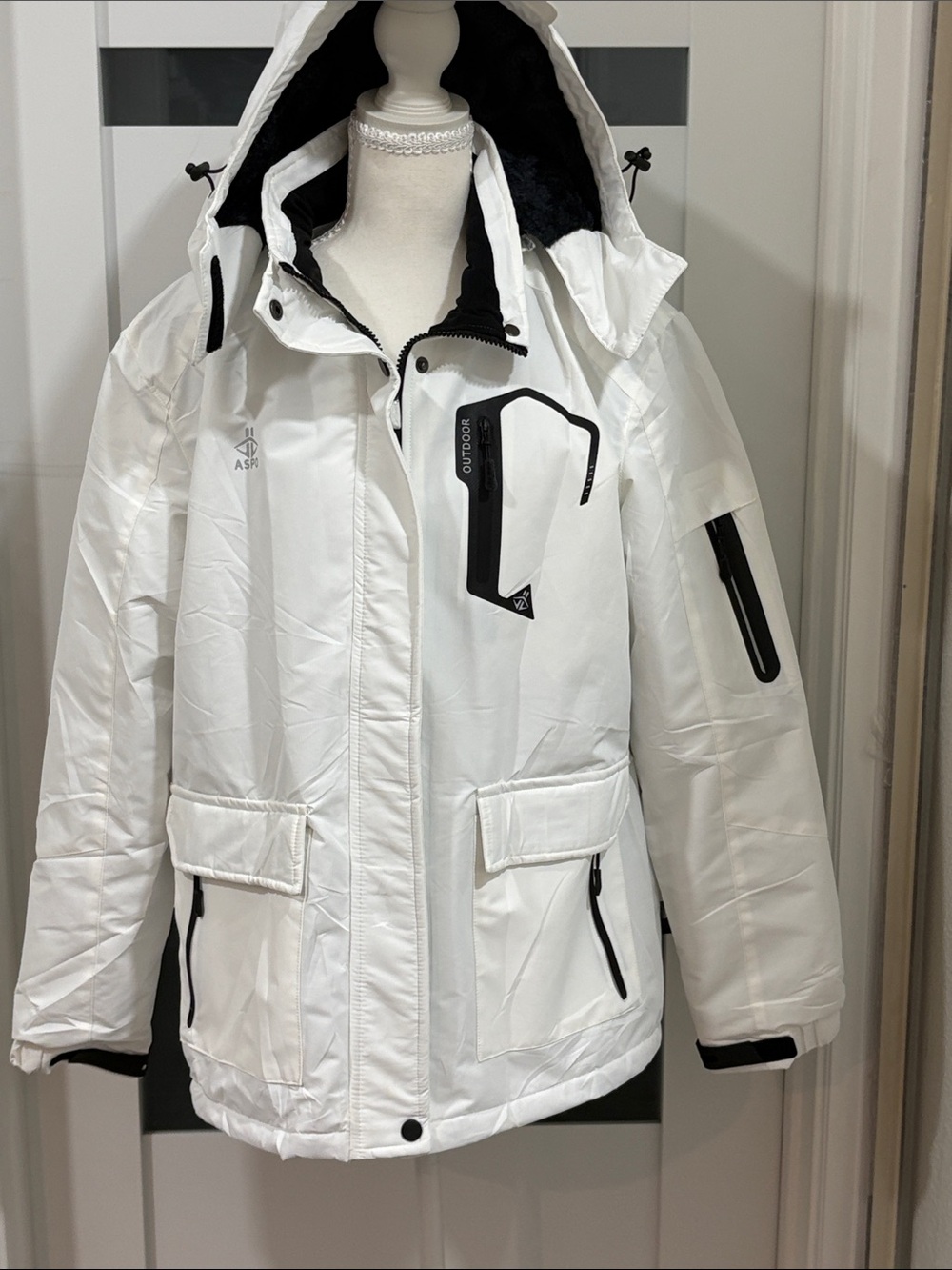 White Outdoor Hooded Winter waterproof jacket